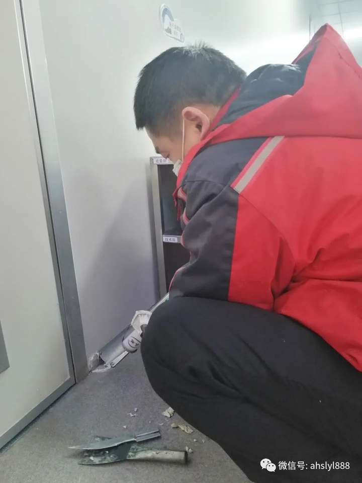 深藍醫(yī)療設備維修員正在進行維修 深藍醫(yī)療設備維修員正在進行維修
