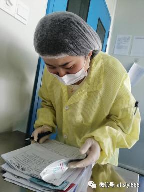 深藍醫(yī)療現場QA孫長(cháng)遠(yuǎn) 正在核對生産(chǎn)指令單