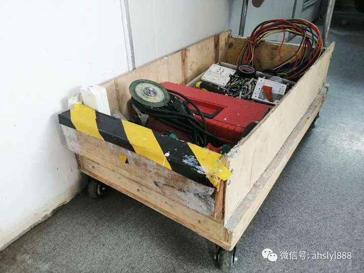 深藍醫(yī)療設備維修員馬春山(shān)自制的工(gōng)具(jù)推車(chē) 深藍醫(yī)療設備維修員馬春山(shān)自制的工(gōng)具(jù)推車(chē)